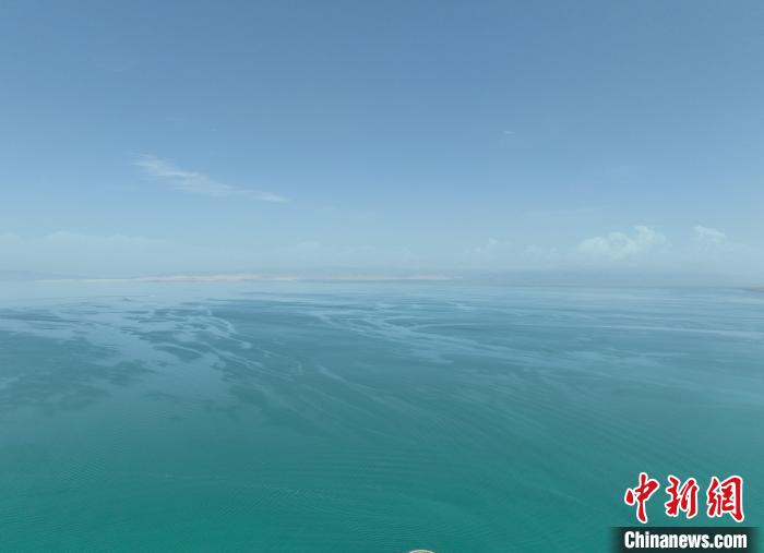 圖為航拍仲夏時節(jié)，青海湖水天一色?！∑钤鲚?攝