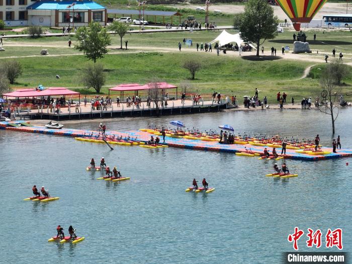 圖為航拍游客青海湖二郎劍景區(qū)體驗娛樂項目?！∑钤鲚?攝