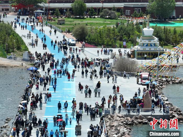 圖為航拍青海湖二郎劍景區(qū)游客眾多?！∑钤鲚?攝