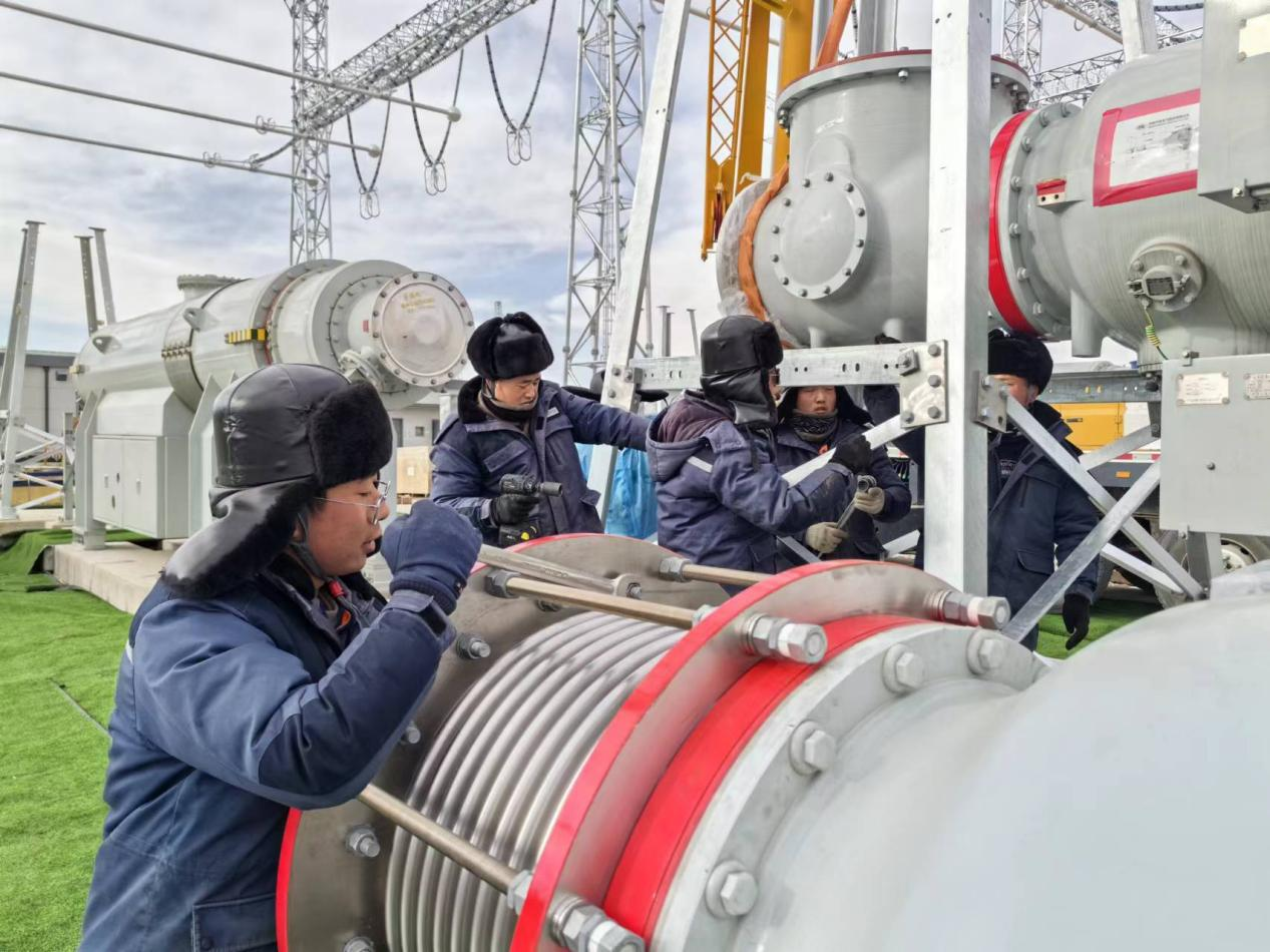 750千伏HGIS單元開蓋環(huán)節(jié)。王元明攝