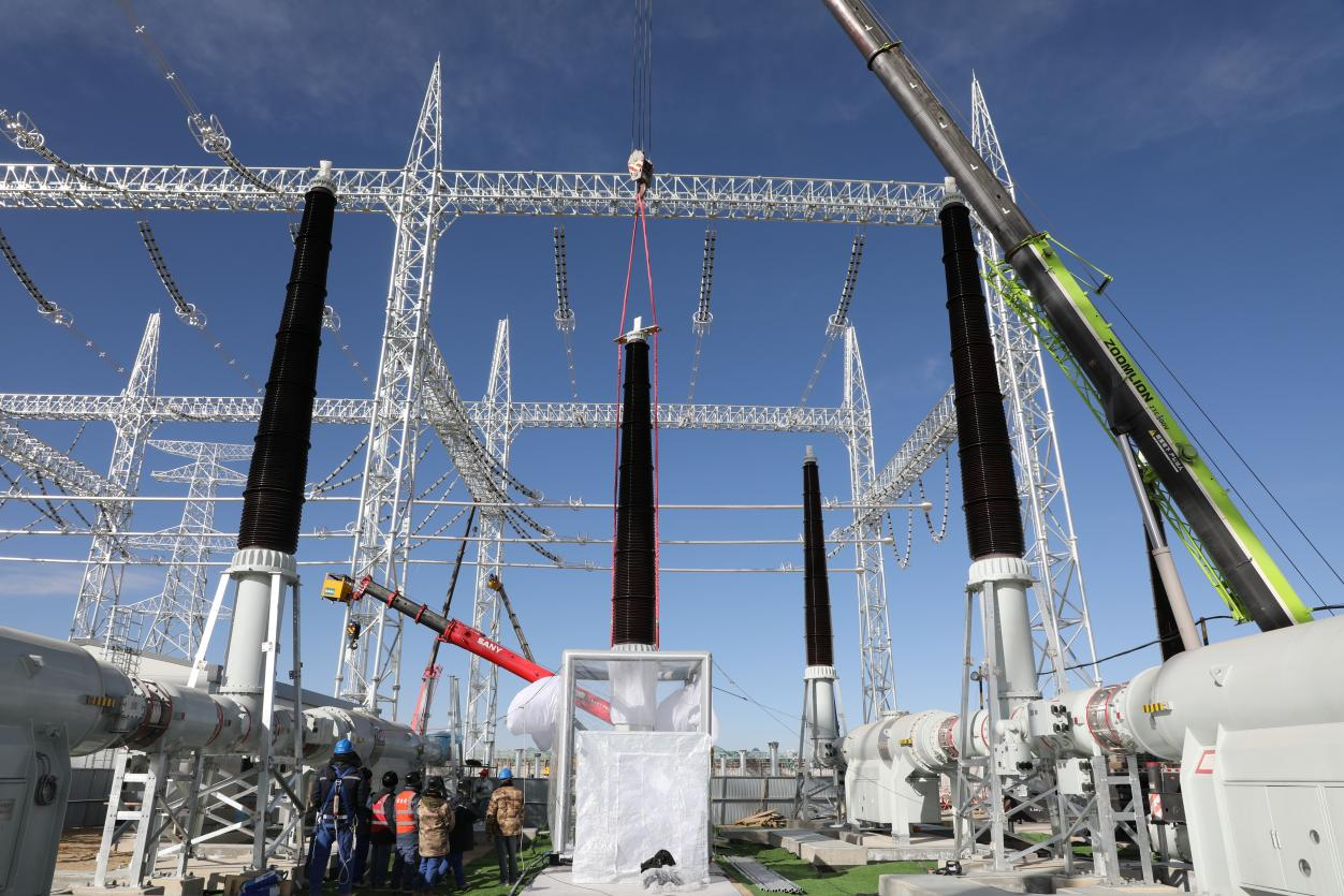 750千伏HGIS套管安裝工作。蒙珝攝