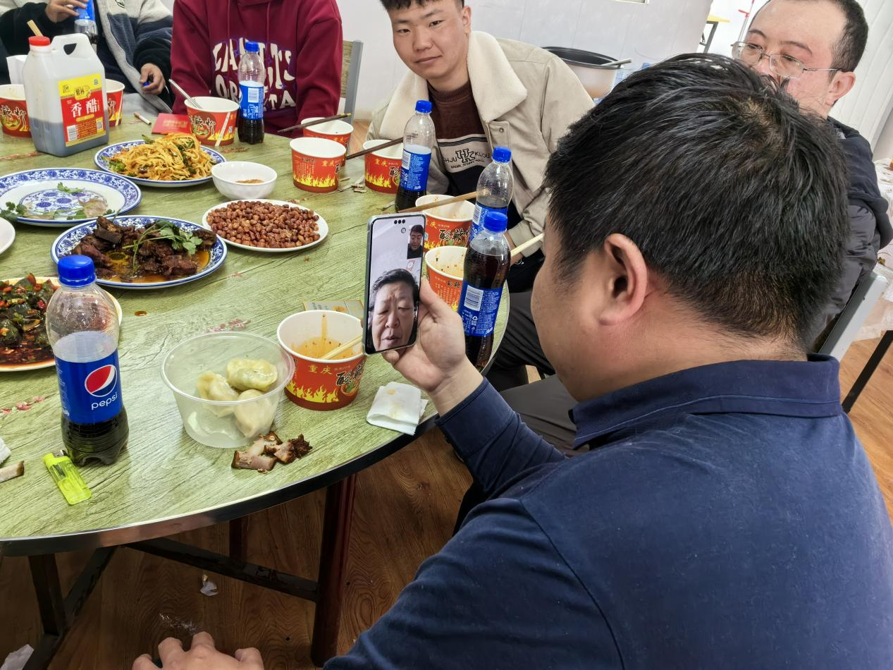 王玉琦與家人視頻。王元明攝