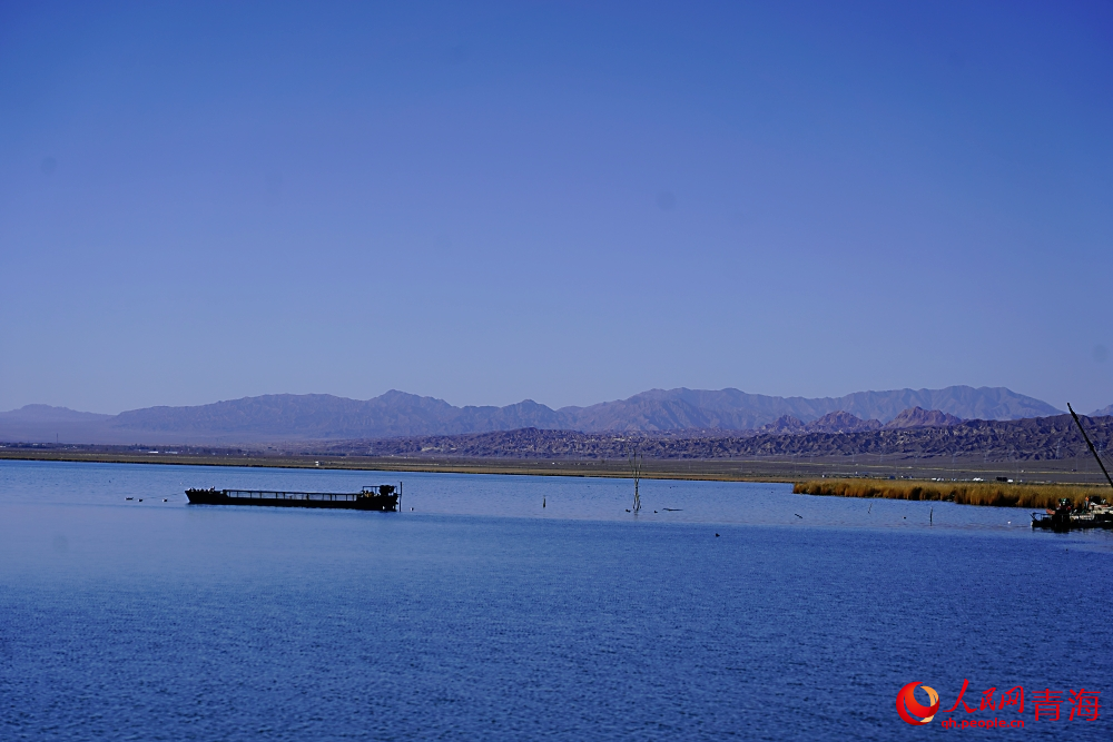 可魯克湖秋色如畫。人民網(wǎng) 陳明菊攝