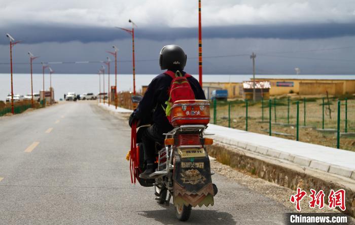 圖為白瑪從家中前往湖邊巡邏。　趙朗 攝