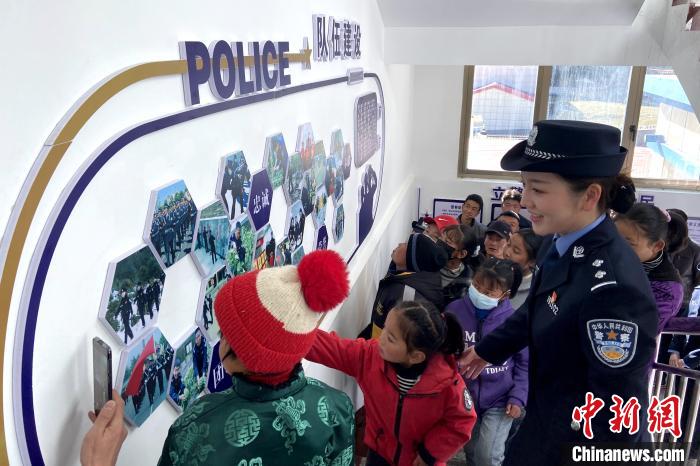 山南邊境管理支隊(duì)勒布邊境派出所舉行警營(yíng)開(kāi)放日活動(dòng)，邀請(qǐng)駐地民眾進(jìn)警營(yíng)，了解民警工作生活?！∏f冀 攝