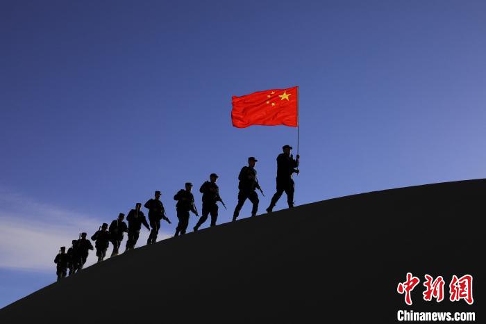 日喀則邊境管理支隊(duì)幾腳橋邊境檢查站民警在轄區(qū)開(kāi)展巡邏工作?！↓埿▲P 攝