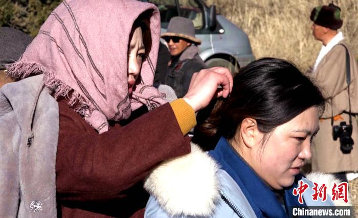 圖為1月13日，電影《雪域青春》群眾演員做拍攝準(zhǔn)備。　貢桑拉姆 攝