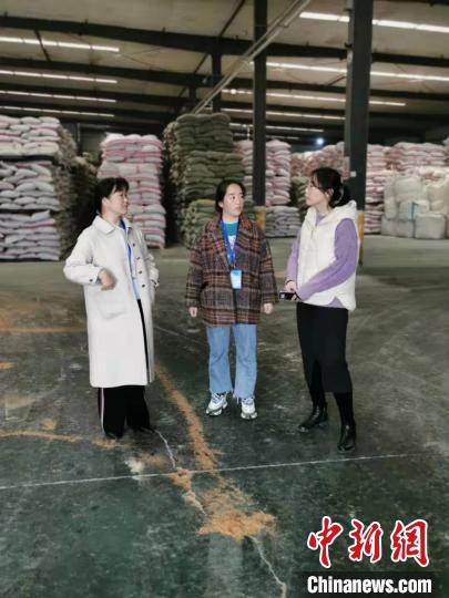 圖為次仁措姆(中)正在開展街道工作。<a target='_blank' ><p  align=