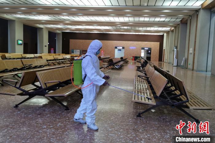 圖為拉薩車站工作人員在候車室進(jìn)行消毒?！±詈Ｐ?攝
