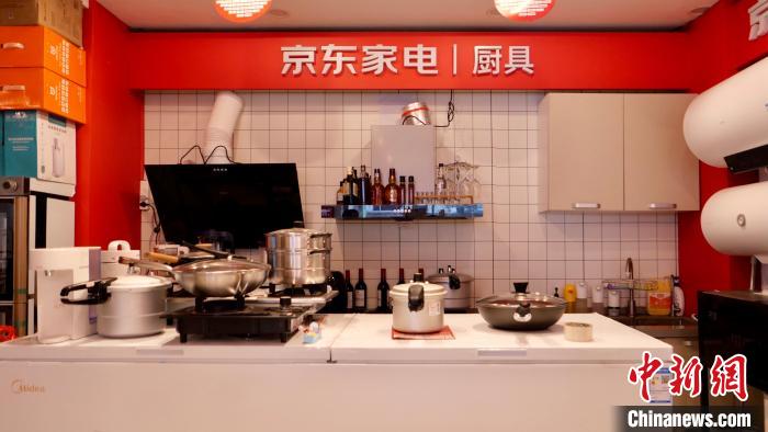 圖為店內(nèi)部分商品展示?！≈x牧 攝