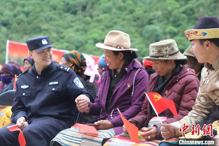 圖為李陽副所長(前排左一)與卓嘎、央宗姐妹共同參加愛國主義教育活動(dòng)?！〉录?攝