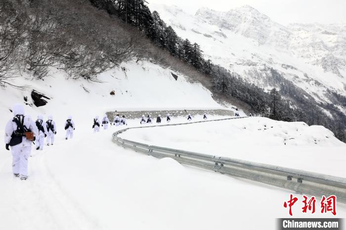 圖為徒步前進(jìn)。　楊靜 攝