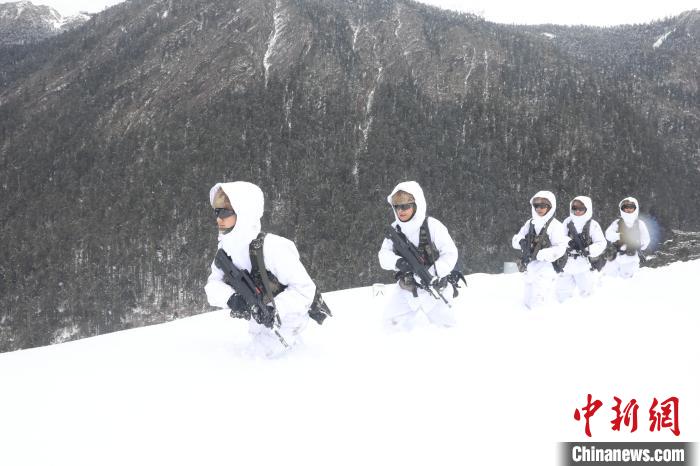 圖為徒步前進(jìn)。　靳河新 攝