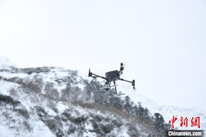 圖為無(wú)人機(jī)檢跡?！〗有?攝