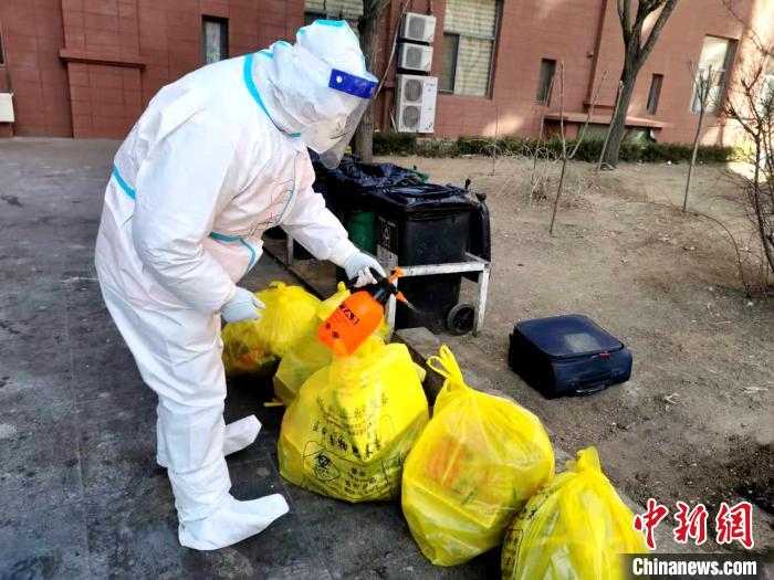 給垃圾做消殺?！¤F西區(qū)委宣傳部 攝