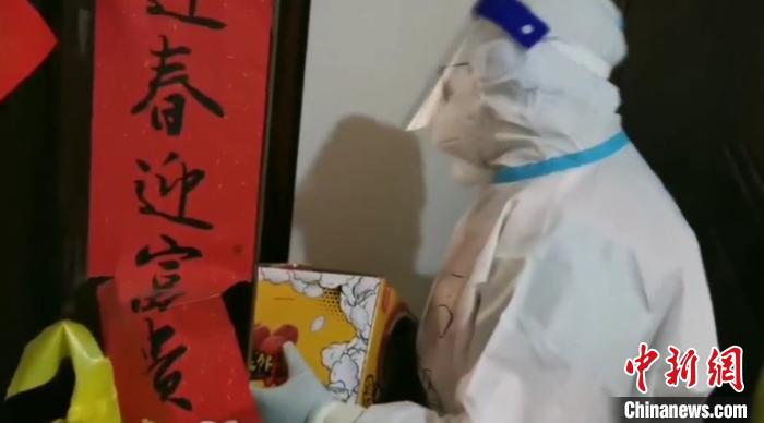 為封閉在家居民送快遞?！¤F西區(qū)委宣傳部 攝