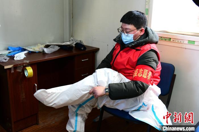 穿防護(hù)服?！¤F西區(qū)委宣傳部 攝