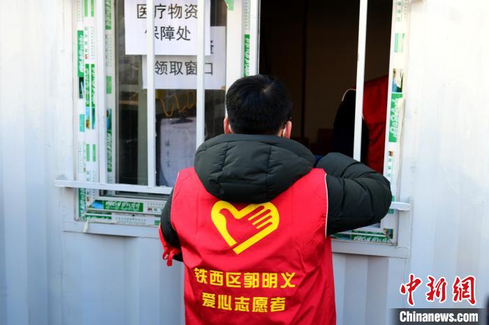 領(lǐng)防護(hù)用品?！¤F西區(qū)委宣傳部 攝