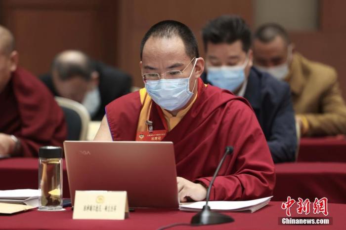 3月9日上午，全國政協(xié)十三屆四次會議舉行小組會議，討論“兩高”工作報告，審議各項決議和報告草案。圖為北京友誼賓館宗教界別委員小組會議現(xiàn)場，全國政協(xié)常委、中國佛教協(xié)會副會長、中國佛教協(xié)會西藏分會會長班禪額爾德尼·確吉杰布參加討論。<a target='_blank' ><p  align=