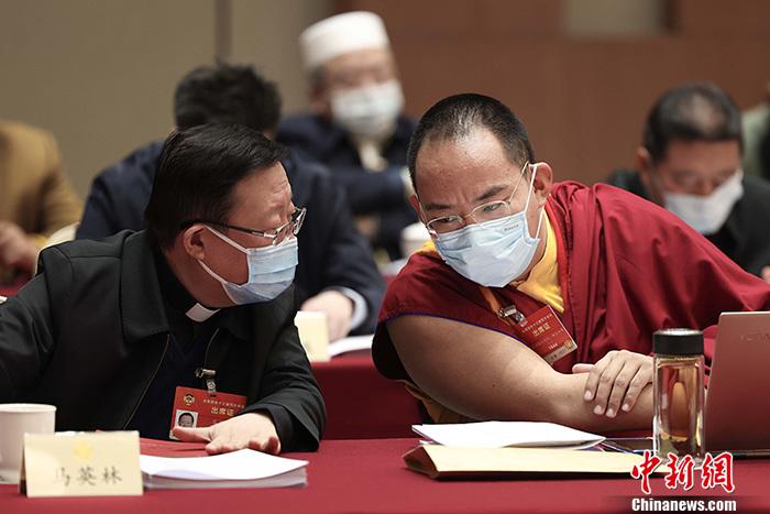 3月9日上午，全國政協(xié)十三屆四次會議舉行小組會議，討論“兩高”工作報告，審議各項決議和報告草案。圖為北京友誼賓館宗教界別委員小組會議現(xiàn)場，全國政協(xié)常委、中國佛教協(xié)會副會長、中國佛教協(xié)會西藏分會會長班禪額爾德尼·確吉杰布(右)與全國政協(xié)常委、中國天主教主教團主席馬英林(左)交流。<a target='_blank' ><p  align=