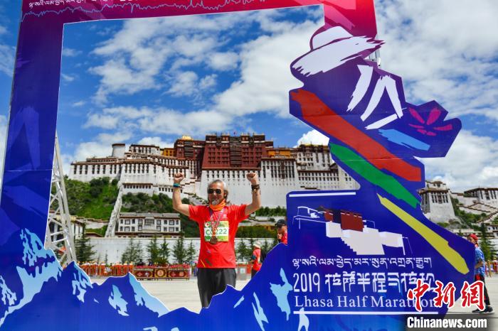 資料圖為2019年8月18日，拉薩舉行半程馬拉松賽?！〗w波 攝