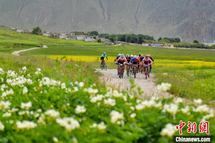 資料圖為2019年，西藏拉薩在堆龍德慶區(qū)舉行楚布溝山地自行車越野賽。　江飛波 攝