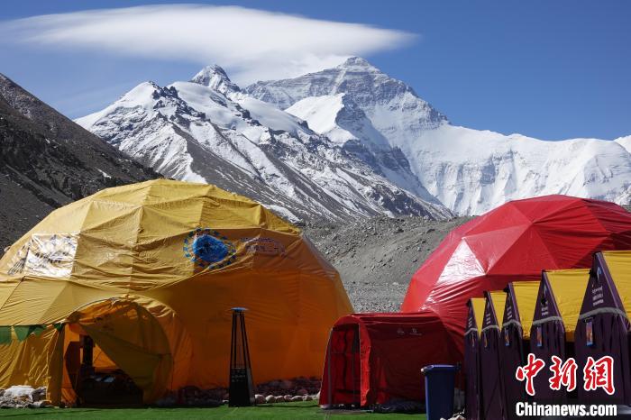 5月9日的珠峰北坡登山大本營?！∪轿木?攝