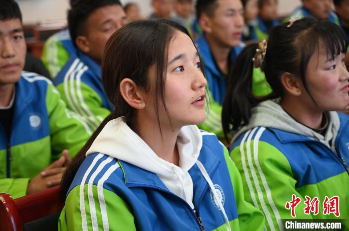 圖為學(xué)生在聆聽授課。