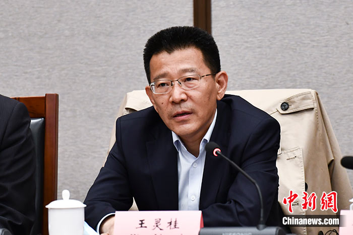 5月16日，由中國社會科學(xué)院西藏智庫、中國社會科學(xué)院民族學(xué)與人類學(xué)研究所主辦的第五屆西藏智庫國際論壇在北京舉行。中國社會科學(xué)院副院長王靈桂在致辭中表示，今年是西藏和平解放70周年，西藏人民團(tuán)結(jié)奮斗，把貧窮落后的舊西藏建設(shè)成經(jīng)濟(jì)發(fā)展、文化繁榮、社會進(jìn)步、環(huán)境良好、生活幸福的社會主義新西藏，西藏歷史上第一次徹底消滅了絕對貧困，同全國人民一起，西藏各族人民已經(jīng)走進(jìn)全面建成小康社會的新時代，進(jìn)入歷史發(fā)展的新坐標(biāo)。 <a target='_blank' ><p  align=