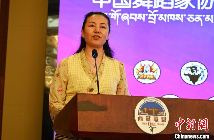 圖為西藏自治區(qū)舞蹈家協(xié)會主席達(dá)娃拉姆致辭?！≮w朗 攝