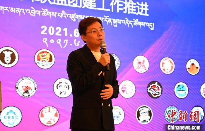 圖為中國舞蹈家協(xié)會街舞委員會常務(wù)副主任、秘書長夏銳致辭?！≮w朗 攝