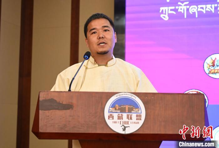 圖為西藏街舞聯(lián)盟常務(wù)副主任朗卡旺青致辭?！≮w朗 攝