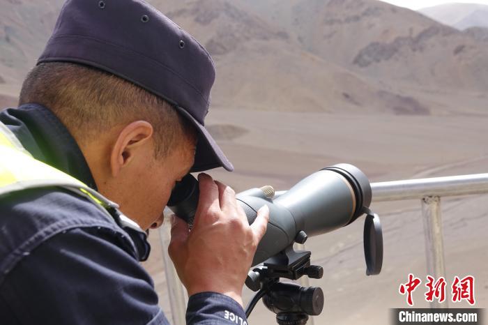 索朗曲扎用望遠(yuǎn)鏡查看邊境情況?！∪轿木?攝