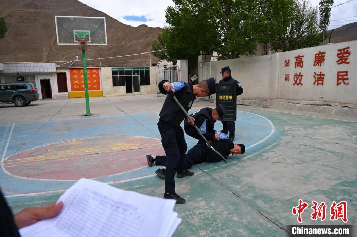 圖為移民管理警察進行警務(wù)技能考核?！≮w朗 攝