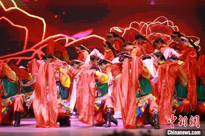 圖為農(nóng)行西藏分行演出現(xiàn)場(chǎng)?！∞r(nóng)行西藏分行 供圖