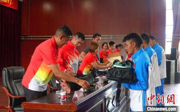 圖為世界冠軍們?yōu)槲鞑刈灾螀^(qū)體校的學(xué)生們送上暖心物資?！∪轿木?攝