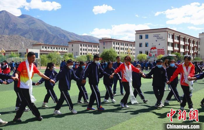 圖為世界冠軍與拉薩阿里地區(qū)高級中學(xué)學(xué)生一起跳鍋莊?！∪轿木?攝