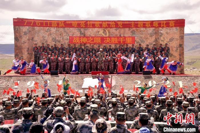 圖為主題歌詠比賽活動現(xiàn)場?！●R成鎖 　攝