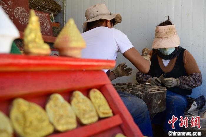 圖為6月14日，拉薩的手工藝人制作“擦擦”。 <a target='_blank' ><p  align=