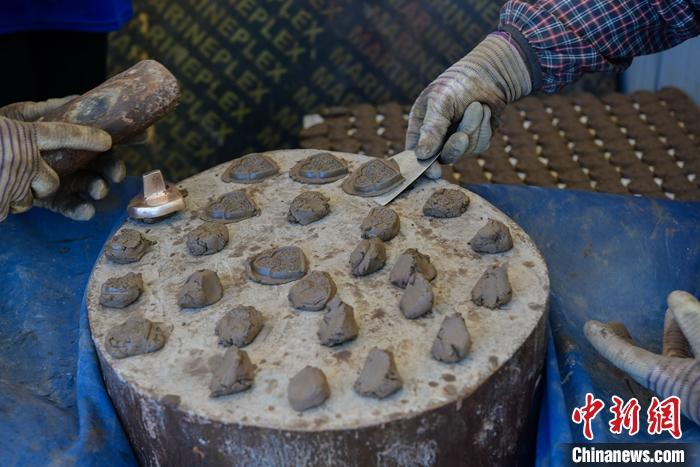 6月14日，拉薩的手工藝人制作“擦擦”。 <a target='_blank' ><p  align=