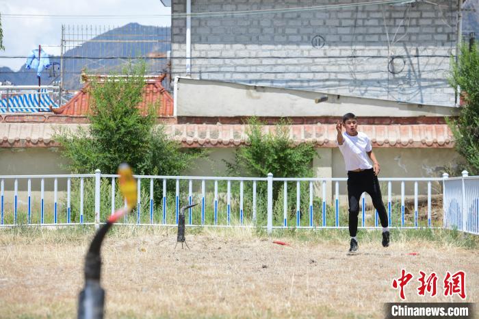 圖為西藏自治區(qū)拉薩市賽馬場內(nèi)市民在體驗“打牛角”項目?！∝暩聛硭?攝