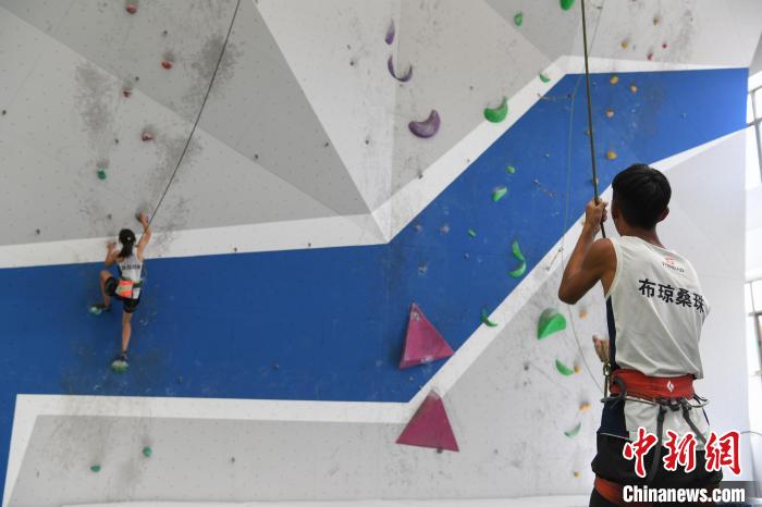 圖為西藏登山體驗健身訓練館內(nèi)登山隊員在體驗攀巖項目?！∝暩聛硭?攝