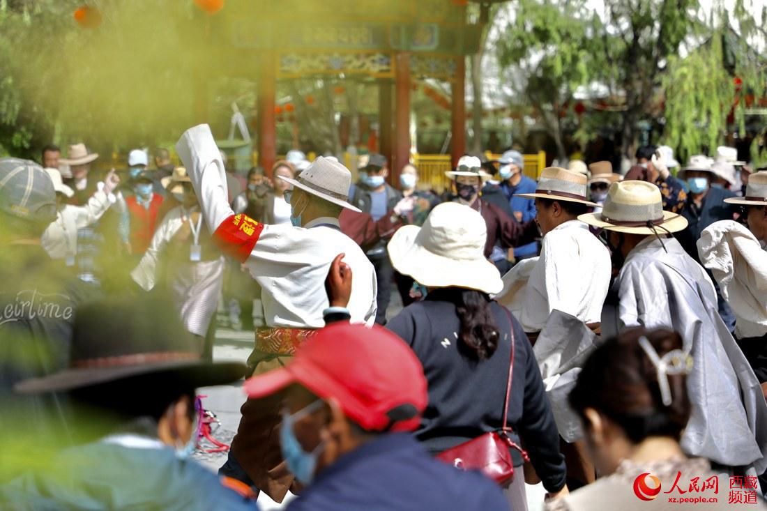 拉薩市民在宗角祿康公園跳鍋莊舞。人民網 次仁羅布攝