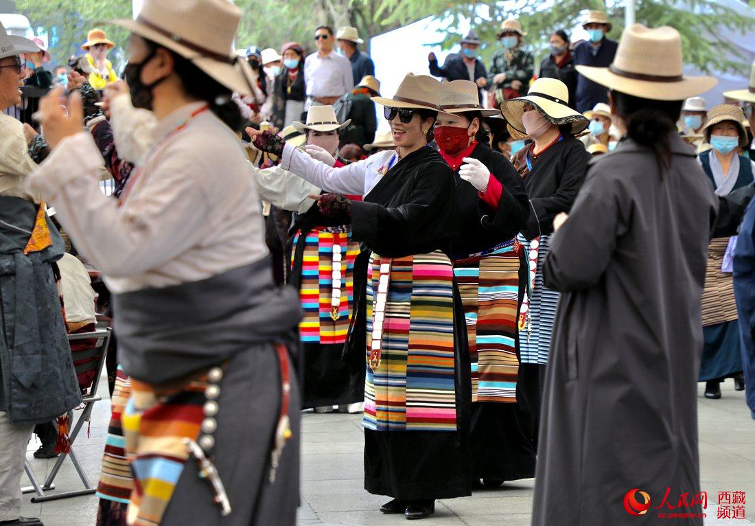 拉薩市民在宗角祿康公園跳鍋莊舞。人民網 次仁羅布攝