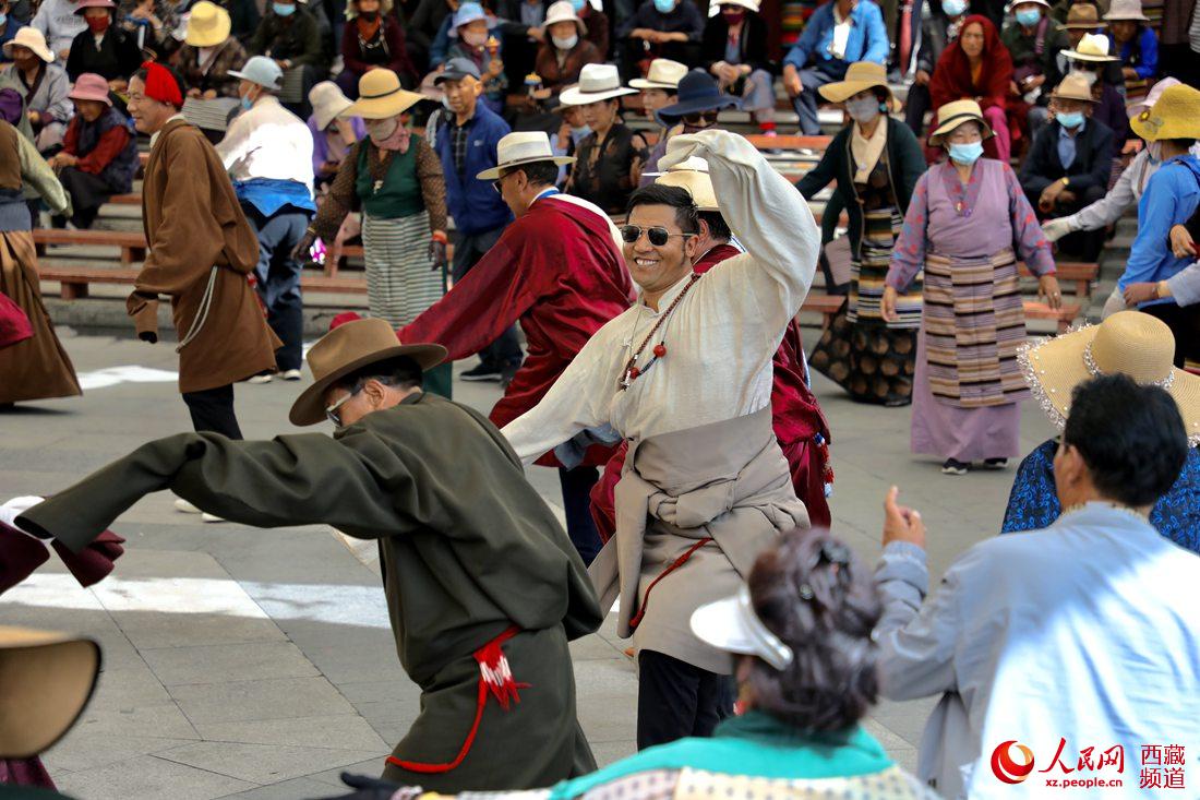 拉薩市民在宗角祿康公園跳鍋莊舞。人民網 次仁羅布攝