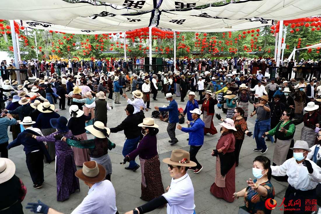 拉薩市民在宗角祿康公園跳鍋莊舞。人民網 次仁羅布攝