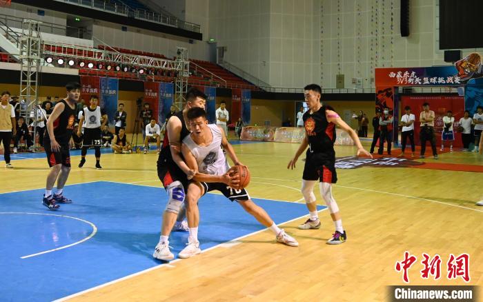 圖為西藏美康隊(白色球衣)對決雪域兄弟隊?！≮w朗 攝