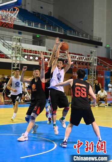 圖為西藏美康隊(白色球衣)對決雪域兄弟隊。　趙朗 攝