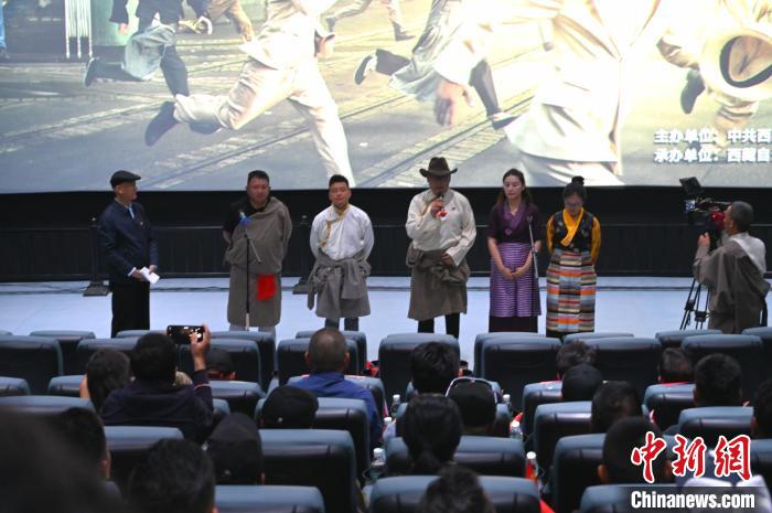 圖為主創(chuàng)人員分享譯制過(guò)程?！≮w朗 攝