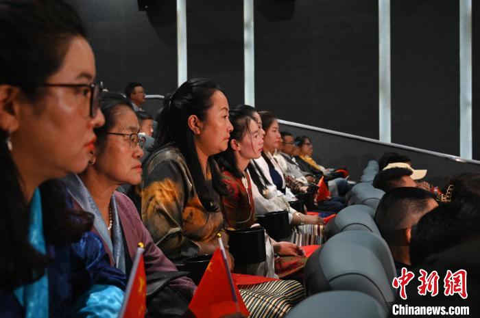 圖為觀眾觀看影片。　趙朗 攝